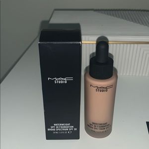 Mac waterweight foundation